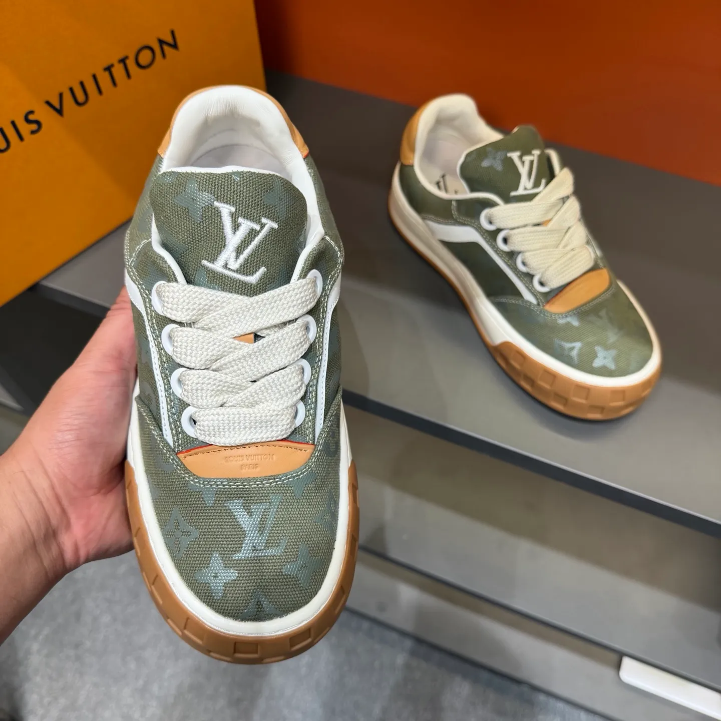 Factory price: 480💰Top version LV-Louis Vuitton-classic catwalk new model, empty glue process, original version 1:1 development! ! The upper foot is very comfortable. It is made of luxurious materials and fine workmanship. The midsole is printed with English letters "Made in Europe". The upper is made of calfskin imported from Italy. The side is decorated with the brand's LOGO and signature. The latest latex foot pads and mesh lining make the foot feel super comfortable. Original factory special supply of original two-color T men's shoes 💰U combination outsole. Bag technology Goodyear stitched edges Fabric: Exclusive custom first-layer cowhide Accessories: Exclusive private model Vuitton logo, lining: Customized silk mesh lining - first-layer silk cowhide lining Outsole: T men's shoes 💰U combination outsole wear-resistant, non-slip and anti-yellowing Foot pads: new latex pad-mesh sweat-absorbent Technology: fully computerized sewing machine wire drawing Toe cap Back cover Hot and cold shaping Full set of pull-top lasts, medium and low logo pattern, code number: 38-44, customized 45